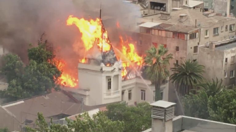 Cinco personas fueron detenidas tras incendio en Universidad Pedro de Valdivia