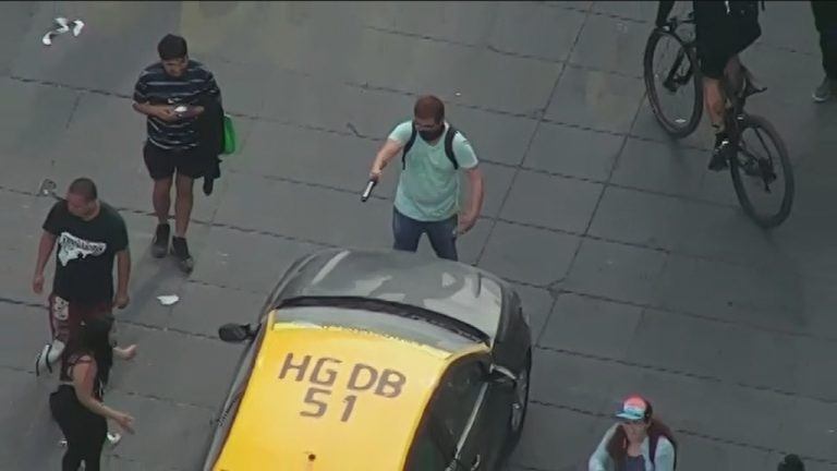 Detienen a hombre que amenazó a taxista para cortar el tránsito en la Alameda