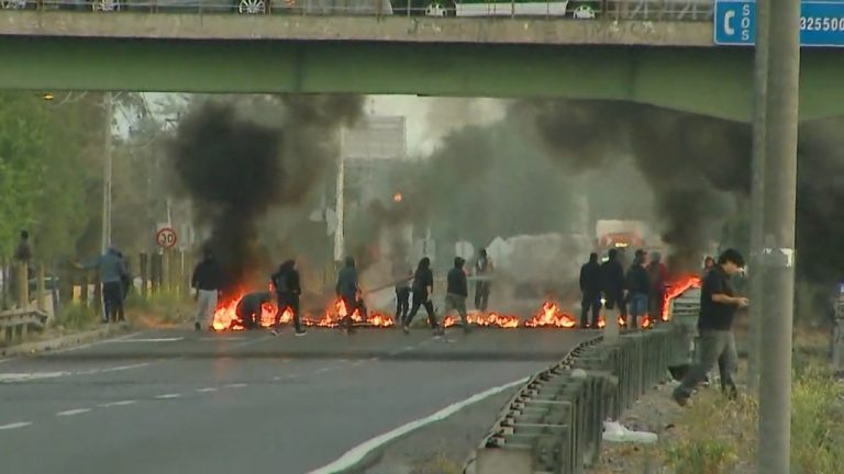 Barricadas en Autopista del Sol provocan gran congestión vehicular