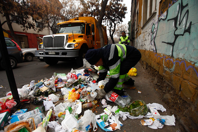 ¿Cuáles son las demandas de los recolectores de basura que están en paro en la Región Metropolitana?