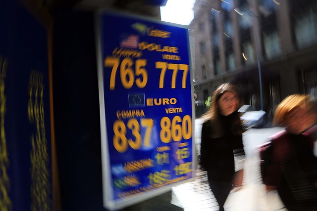 Dólar se desploma tras acuerdo político de nueva Constitución