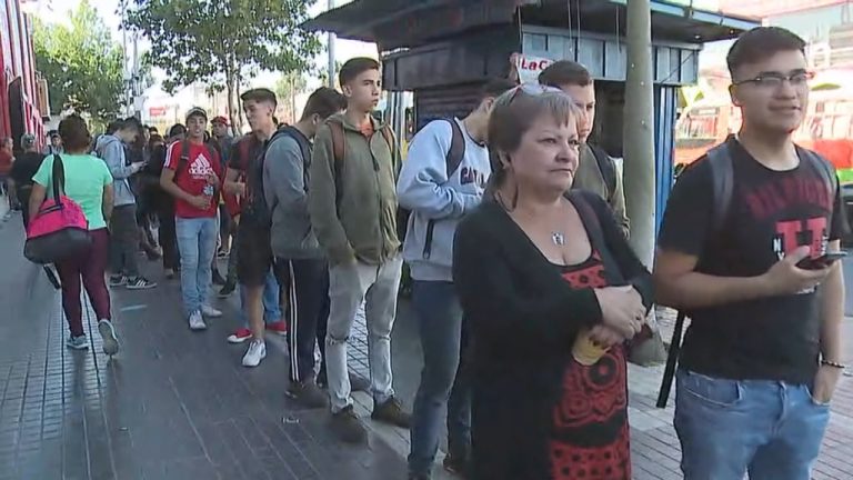 Jóvenes realizan largas filas en cantón de Puente Alto para eximirse del servicio militar