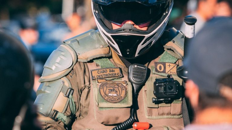 Contraloría oficia a Carabineros para que responda por uso de parches con apodos en sus uniformes