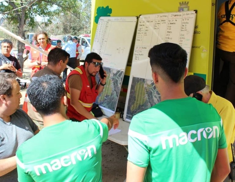 Jugadores de Wanderers compartieron con funcionarios de bomberos que combaten incendios forestales