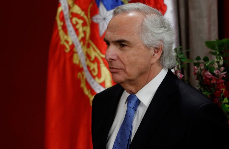 Chadwick presenta defensa por acusación constitucional: Deducirá cuestión previa