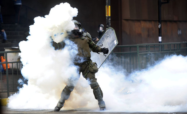 “No lanzamos 50 bombas lacrimógenas, sino 23”: La respuesta de Carabineros tras acusación del rector de la PUC