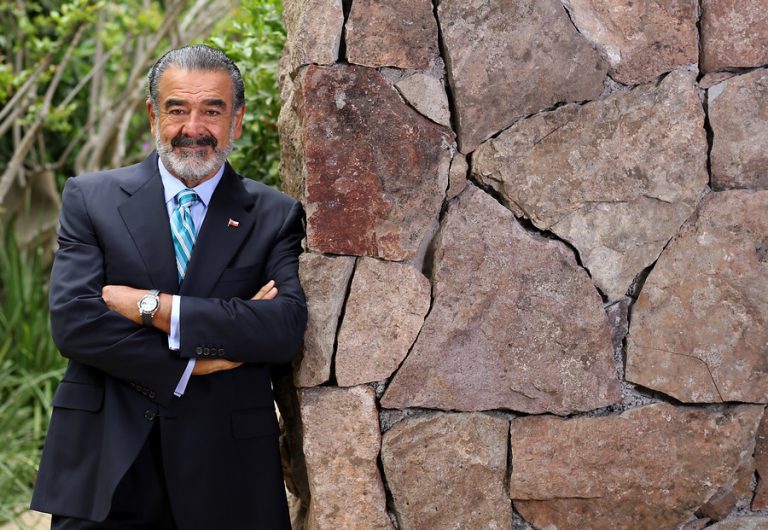 Luksic entregará bono de $500 mil a trabajadores del Banco de Chile