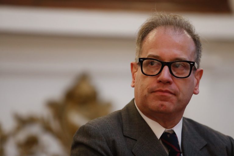 Jocelyn-Holt cumple reclusión nocturna: Se negó a pagar multa por fumar