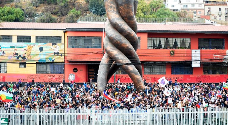 Manifestación en el Congreso Nacional: Sacaron vallas papales y fueron dispersados por Carabineros