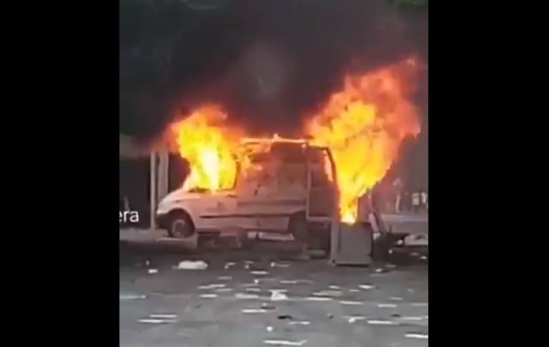 Captan explosión de ambulancia tras ser destruida y quemada por desconocidos en Los Andes