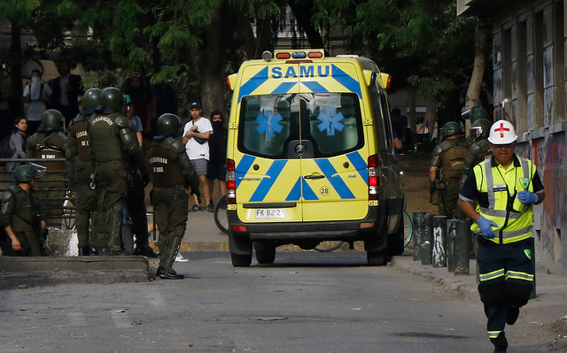Camarógrafo de Chilevisión recibió proyectiles mientras realizaba reportaje en Plaza Italia