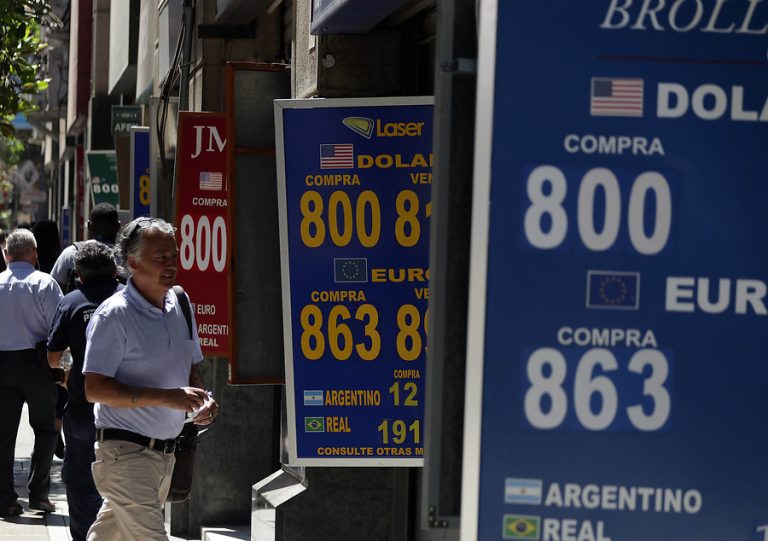 El dólar volvió a subir y bordeó nuevamente los $800