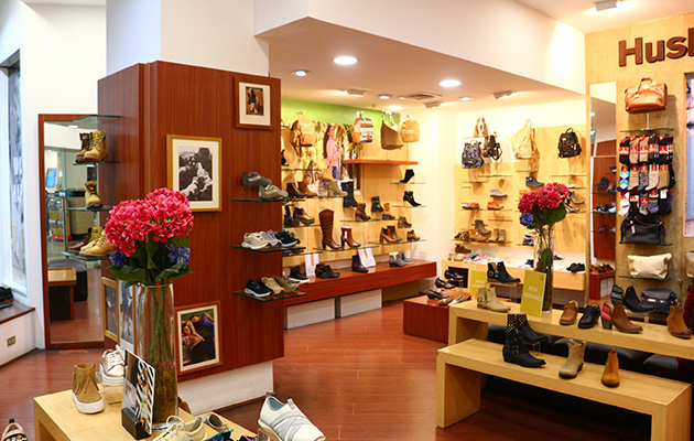 Firma de retail que maneja importantes marcas de calzado anuncia cierre de tiendas 