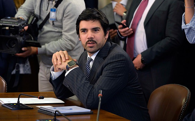 Diputado Lavín apareció con cuello ortopédico en el Congreso tras sufrir accidente de tránsito