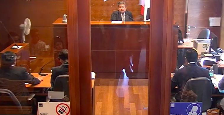 Decretan prisión preventiva para dos carabineros por presuntas torturas contra adolescente durante toque de queda