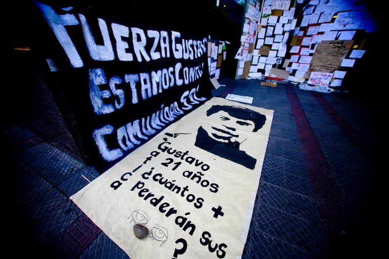 Compañeros de Gustavo Gatica se comprometieron: Aprenderán braille para que logre titularse