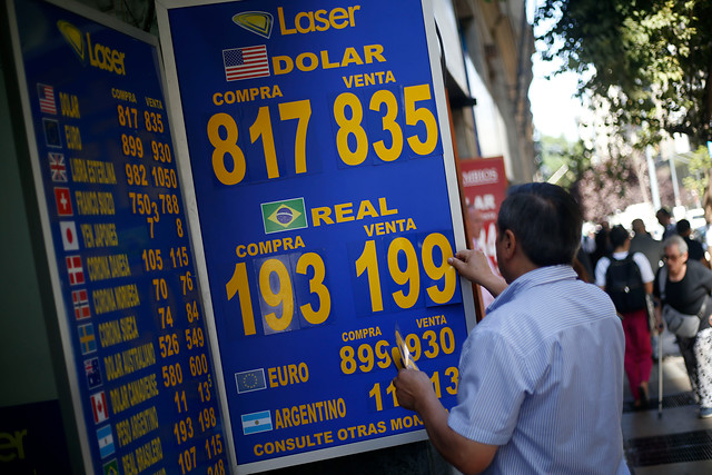 Dólar cae en más de $20 tras anuncio del Banco Central