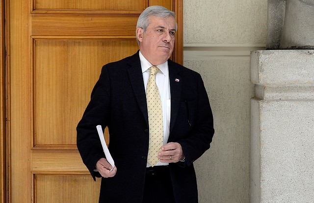 Funcionarios funan a Mañalich tras anunciar medidas de seguridad para Hospital Padre Hurtado por 