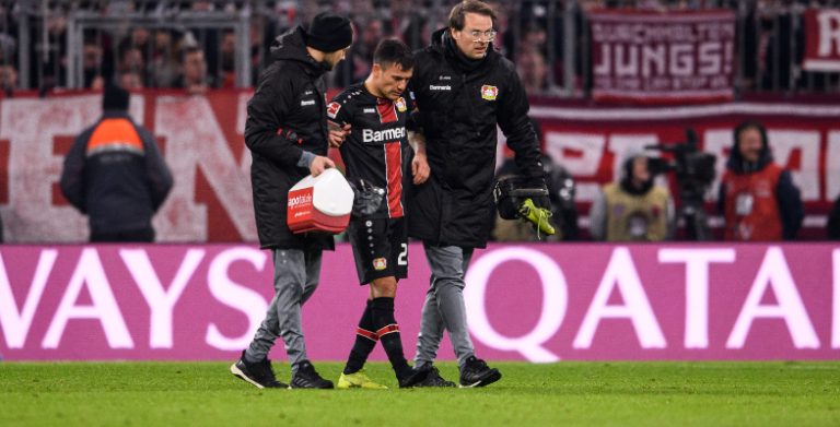 Charles Aránguiz se retira lesionado tras victoria del Leverkusen frente a Bayern Munich