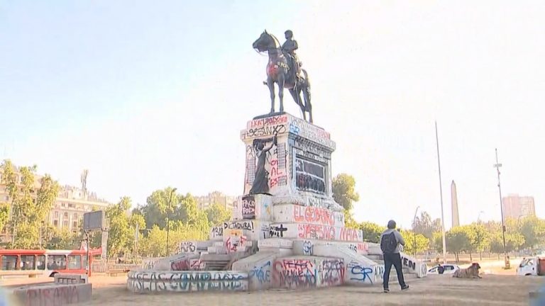 Sujetos botaron estatua de soldado en Plaza Italia tras manifestaciones