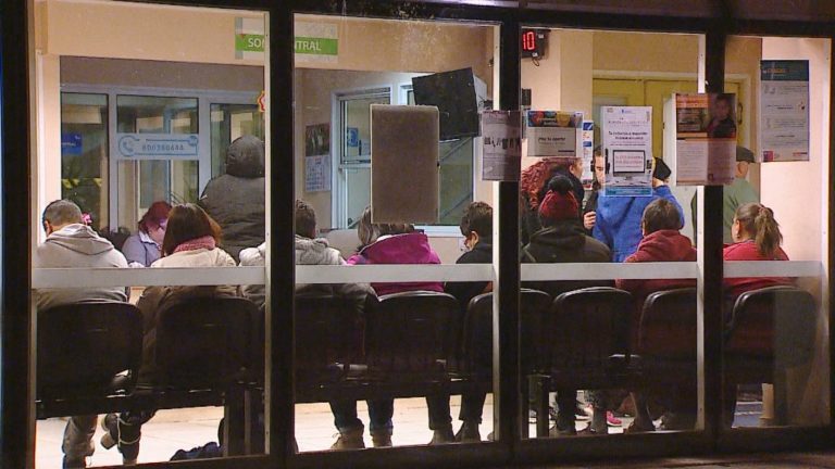 Trabajadores de salud primaria mantienen paro indefinido y llaman a manifestarse este 