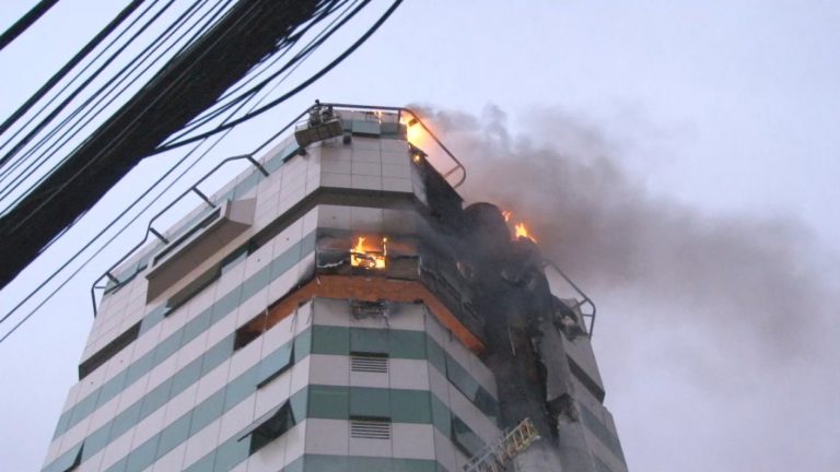 Incendio afecta a edificio de caja de compensación en Concepción