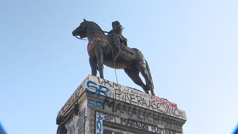 Evalúan retirar estatua del general Baquedano para que no se siga deteriorando