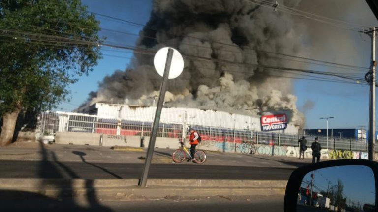 Incendio afecta a supermercado en San Bernardo: Columna de humo se ve de distintos puntos de la capital