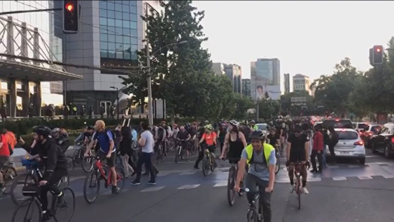 Ciclistas realizan marcha pacífica y se dirigen a casa del presidente Piñera