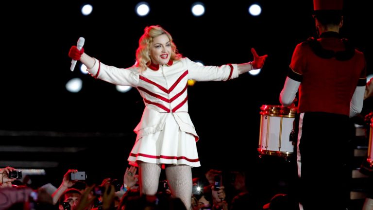 Hombre demanda a Madonna por constantes retrasos en sus conciertos