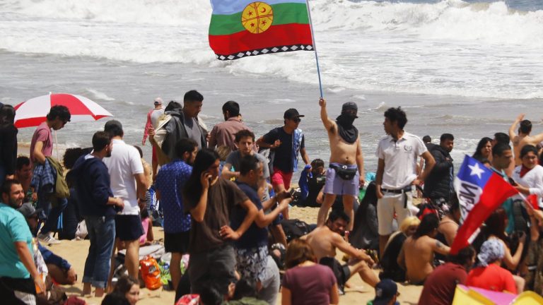 Con cumbias y banderas: Manifestantes se toman playas de Reñaca en protesta pacífica