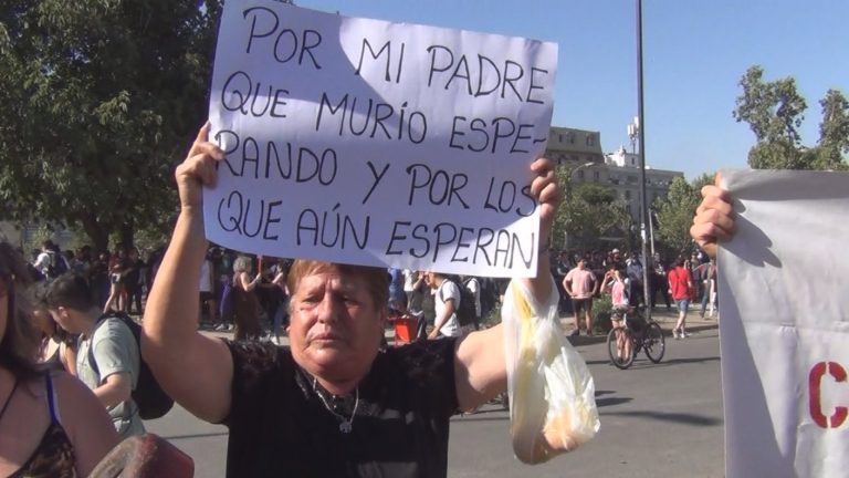 Su marido murió en lista de espera: Hoy marcha por mejoras en la salud
