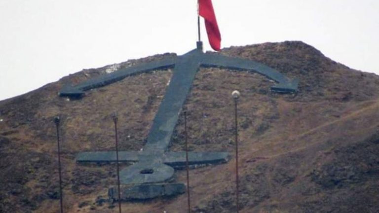 “Antofagasta está de luto”: Pintan de negro icónico símbolo del Cerro El Ancla
