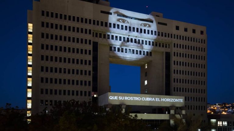 Delight Lab proyecta rostro de Camilo Catrillanca sobre el Congreso en Valparaíso