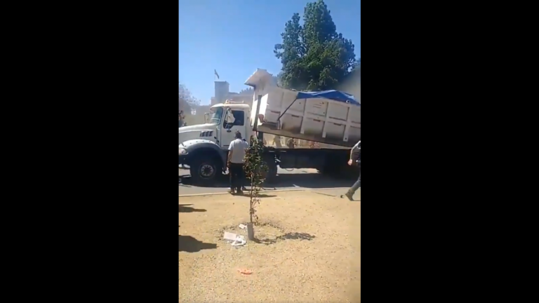 Dueño de camión asegura que conductor fue obligado por manifestantes a descargar escombros en Plaza Italia