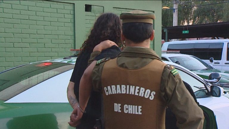 Carabineros detiene a dos hombres sospechosos de ataque incendiario a comisaría de Maipú