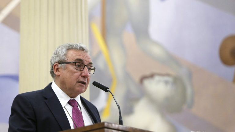 177 años de la U. de Chile: Rector Vivaldi anunció salario ético mínimo y sueldo máximo dentro de la universidad