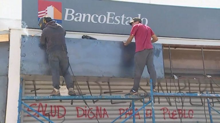 En medio de saqueos en Maipú: Sujetos robaron cerca de $150 millones de una sucursal de BancoEstado