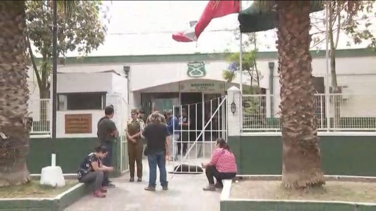 Turba atacó comisaría en Pudahuel y carabinero resultó herido de bala en el rostro