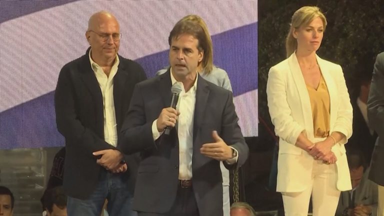Presidenciales en Uruguay: Candidato de centroderecha se impone con leve ventaja, aunque resultados se conocerán el viernes