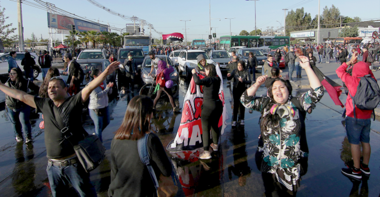 Barricadas y cortes de tránsito: Grupo Ukamau bloqueó Camino a Melipilla