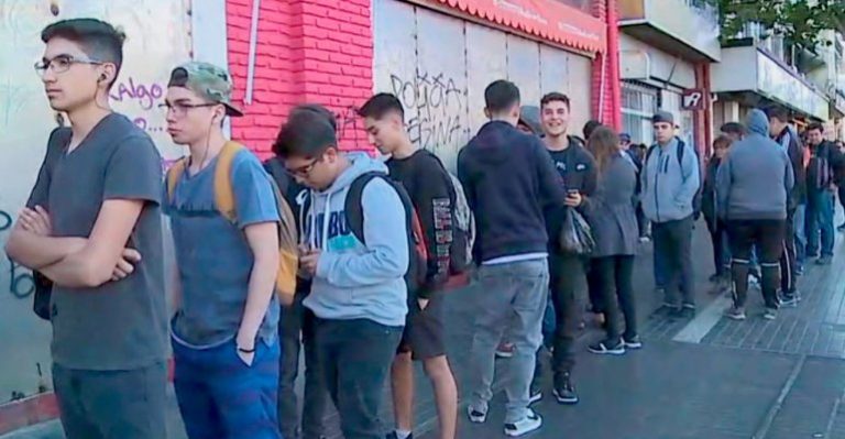 Jóvenes molestos por largas filas para postergar Servicio Militar