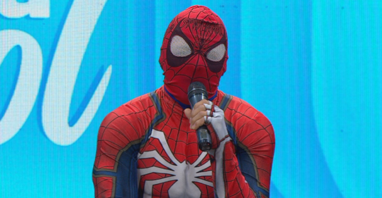 Sensual Spiderman: “He llorado tras la máscara al ver lo que está pasando en Chile”