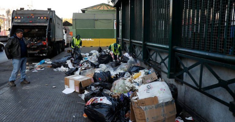 Paro de basura en 42 comunas la Región Metropolitana pone en alerta a autoridades por posible emergencia sanitaria