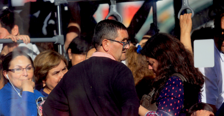 Pasajeros molestos por colapso a las afueras del Metro Quilín
