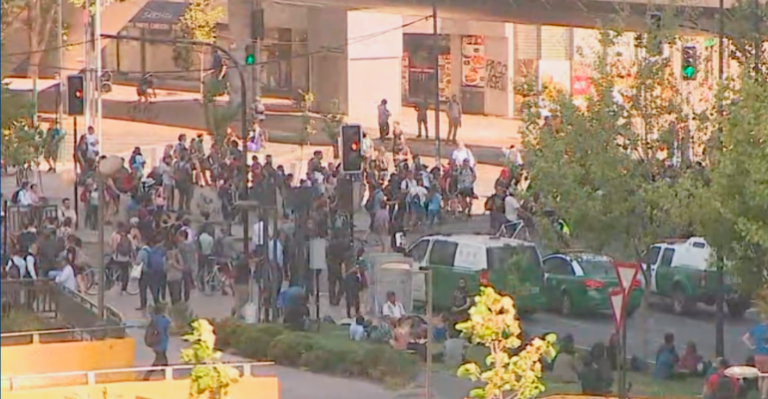 Manifestantes se enfrentaron con carabineros en marcha frente al Mall Costanera Center