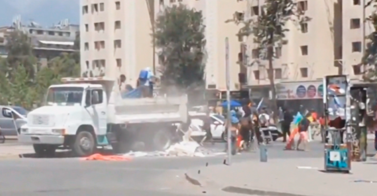 Camión descargó escombros en plena Plaza Italia