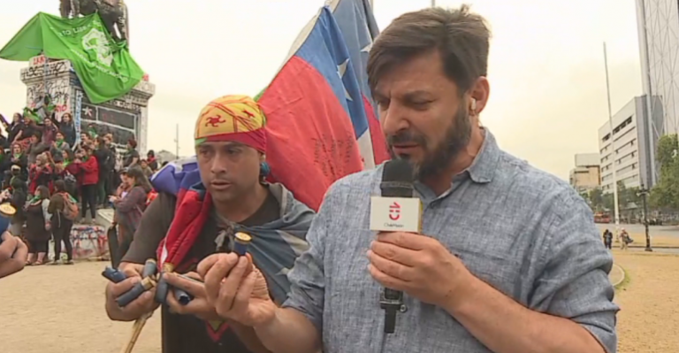 Rafa Cavada mostró cartuchos y balines que han sido utilizados para repeler a manifestantes