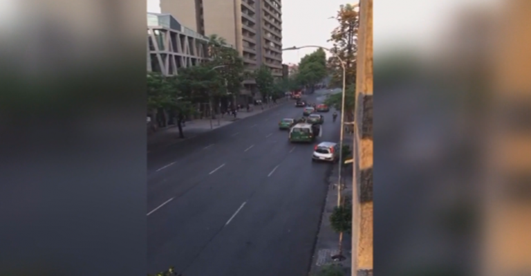Vehículo de carabineros atropelló a gran velocidad a joven en medio de manifestaciones
