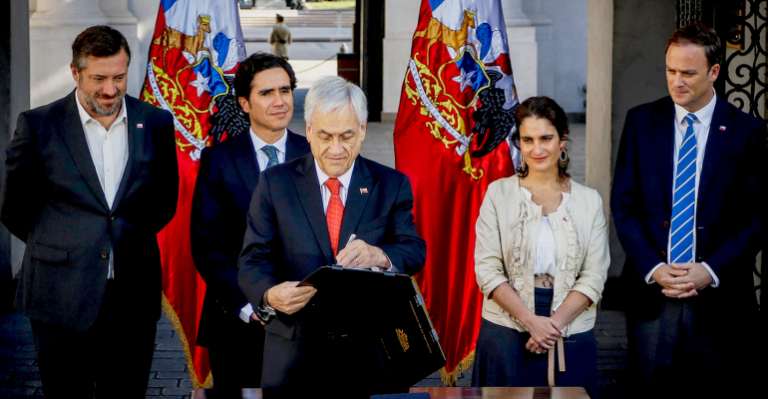 Sebastián Piñera firmó proyecto que aumenta el sueldo mínimo a $350.000